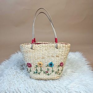 🌸 Adorable little basket hand bag with embroidered flowers and suede straps